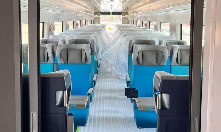 Entre las amenidades que ofrece el modelo Xiinbal del Tren Maya es equipamiento con conexiones, pantallas, ventanas panorámicas.