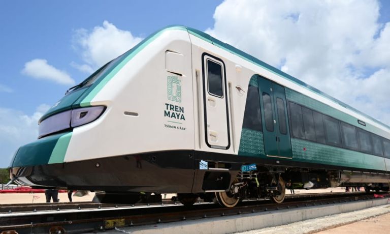 El primer vagón del Tren Maya es blanco con vivos de color verde bandera. Foto: Gerardo Castillo.