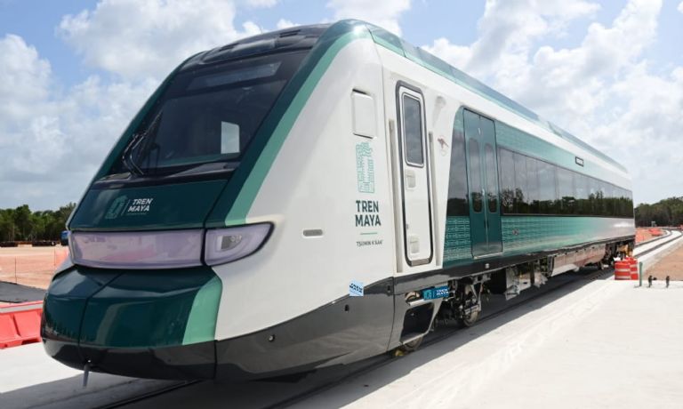 Así luce el primer vagón del Tren Maya que arribó a Cancún, Quintana Roo.