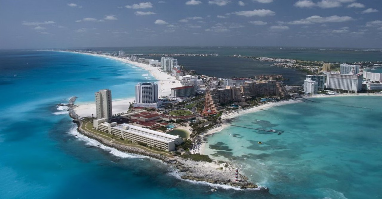 Vista aérea de la Zona Hotelera de Cancún, principal polo turístico de Quintana Roo y uno de los destinos más importantes de México por captación de visitantes e inversión turística.