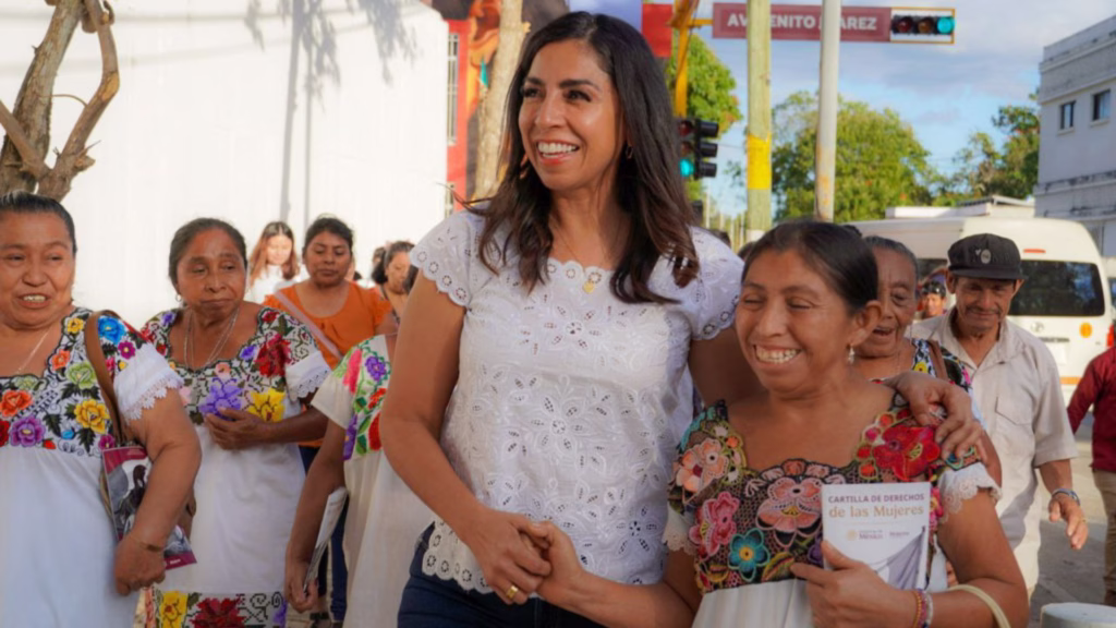 Marybel Villegas dialoga con integrantes de comunidades indígenas durante una actividad como parte de su agenda rumbo al proceso de Morena en Quintana Roo.