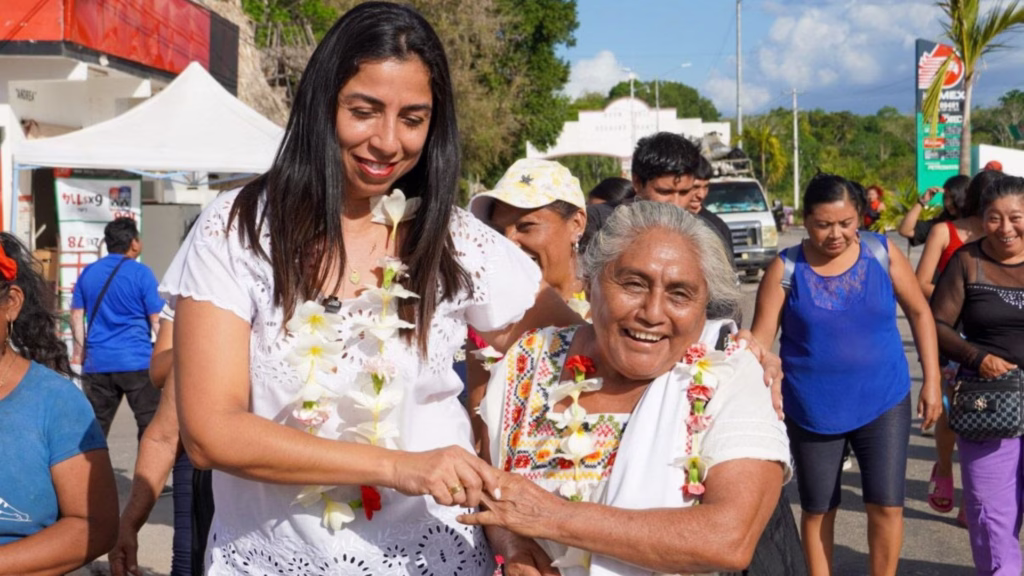 Marybel Villegas conversa con habitantes de una comunidad maya durante actividades en Quintana Roo.