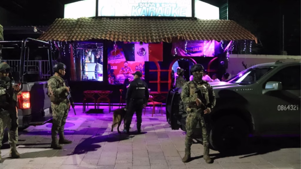Operativo de seguridad en un bar de Playa del Carmen.
