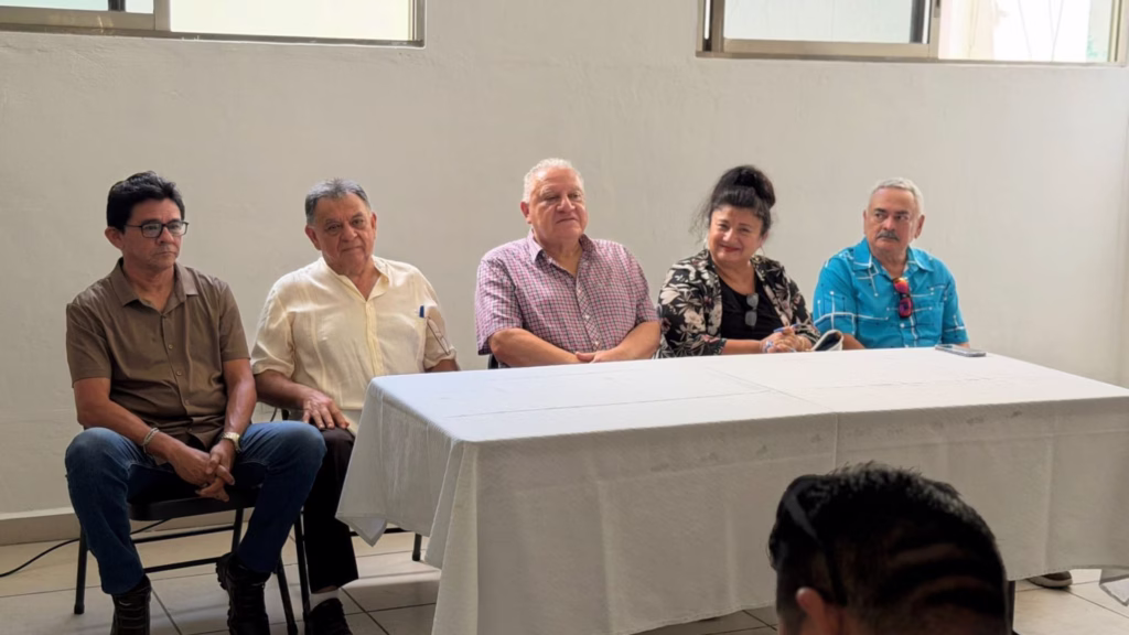 Reunión entre Rafa Marín y representantes de los taxistas de Cancún.