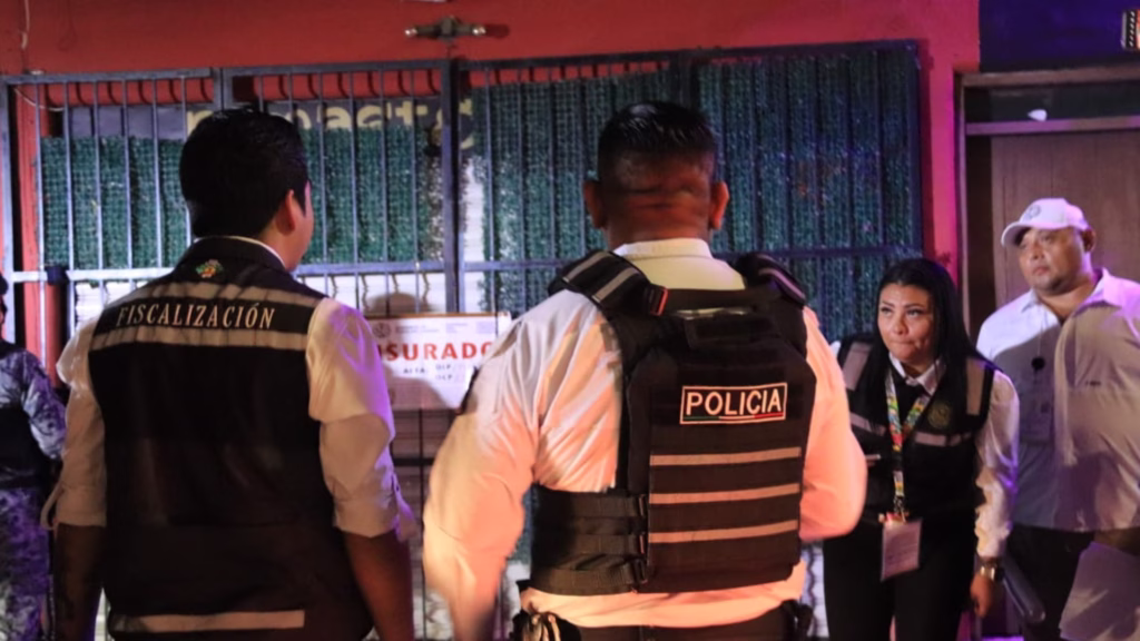 Autoridades supervisan un establecimiento durante operativos en bares de Playa del Carmen.