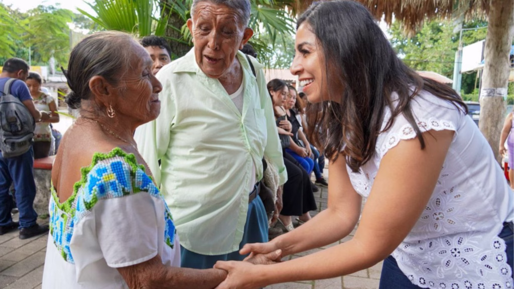 Marybel Villegas conversa con una habitante de una comunidad indígena durante un recorrido en Quintana Roo.