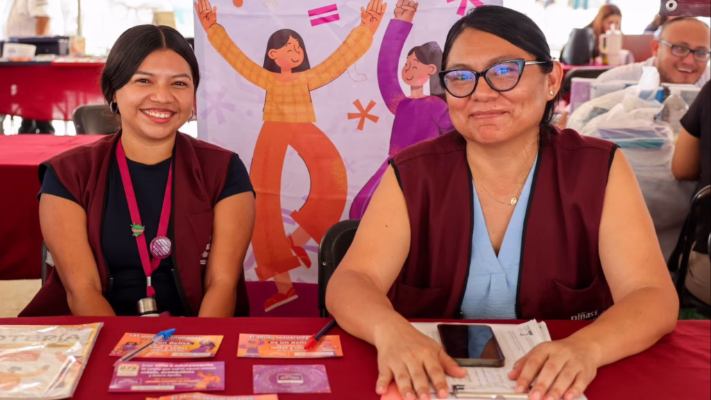 Personal de programas sociales participa en la jornada Día del Pueblo en Cancún.