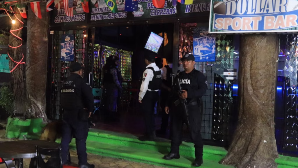 Autoridades inspeccionan un centro nocturno en Playa del Carmen.