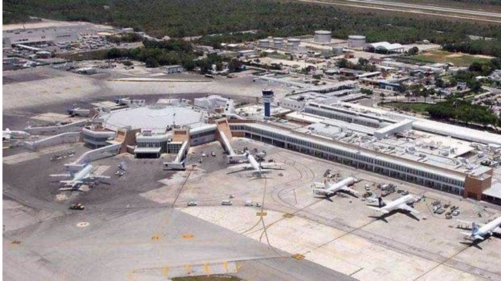 Aeropuerto Internacional de Cancún, principal puerta de entrada del turismo internacional hacia Quintana Roo.