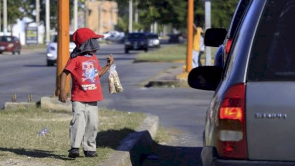 Adolescente realiza actividades de comercio informal en la vía pública.