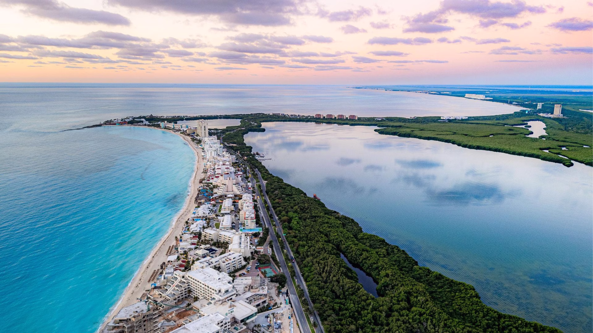 Laguna Nichupté y corredor turístico de Cancún.