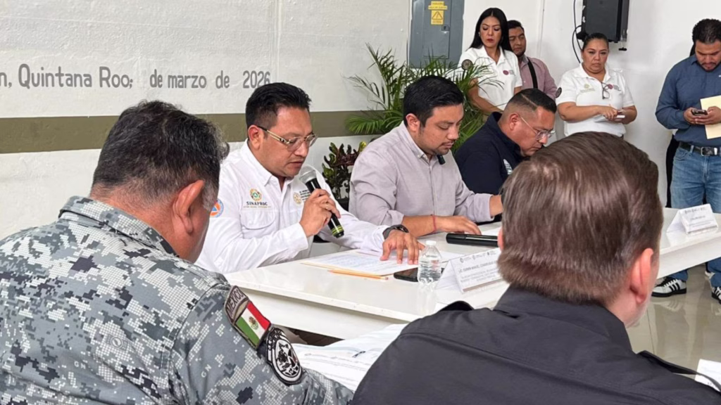 Darwin Covarrubias participa en una reunión de coordinación como parte de la agenda de trabajo de Protección Civil de Playa del Carmen.
