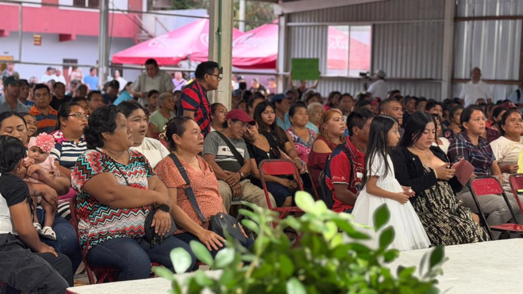 Habitantes de Ignacio Zaragoza asisten al encuentro comunitario realizado en Lázaro Cárdenas.
