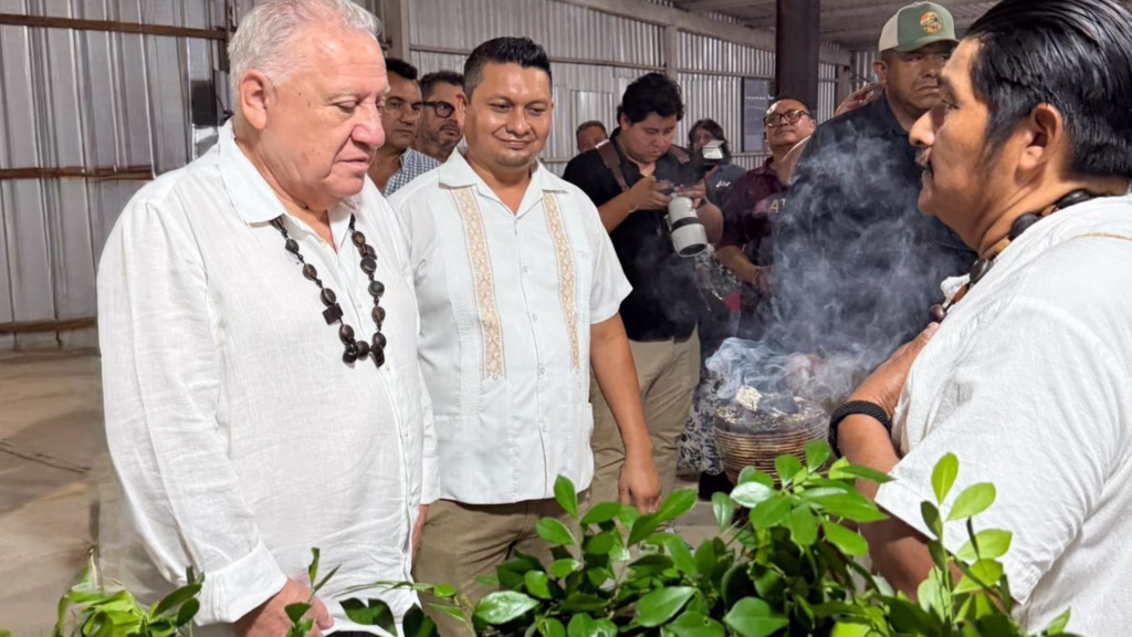Rafa Marín participa en una ceremonia de bienvenida encabezada por un guía espiritual maya en Ignacio Zaragoza.