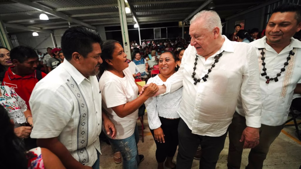 Rafa Marín conversa y saluda a habitantes durante el encuentro comunitario realizado en Ignacio Zaragoza.