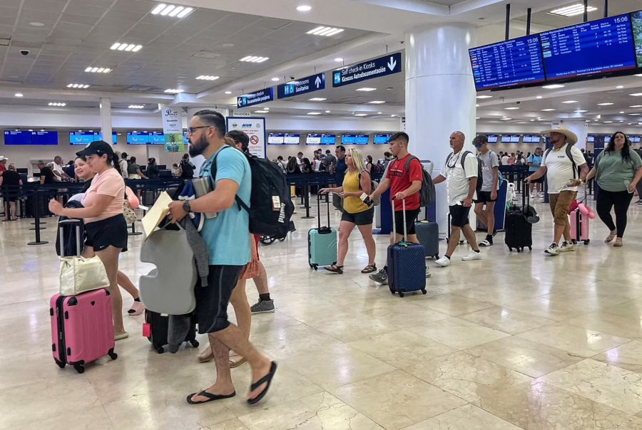 Pasajeros en el Aeropuerto Internacional de Cancún, principal puerta de entrada al Caribe Mexicano.