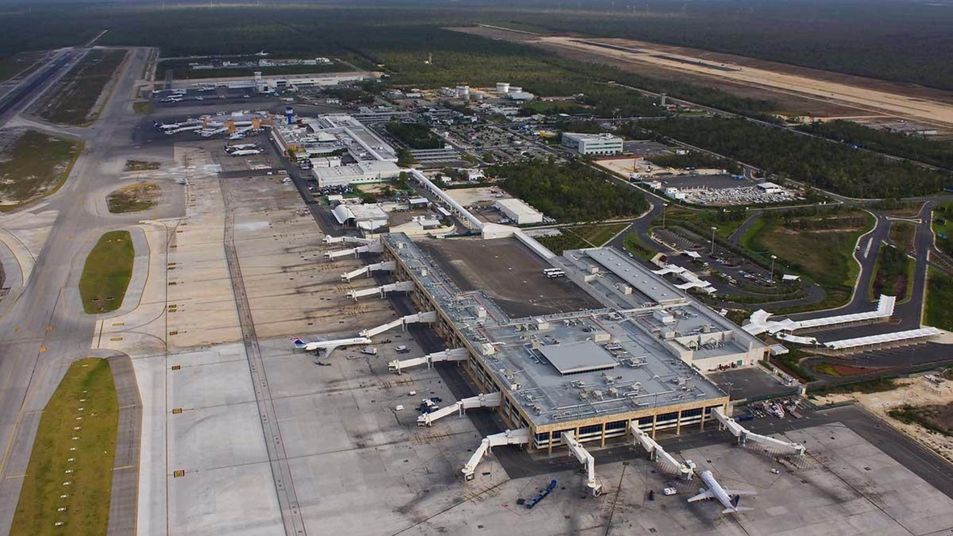 Vista aérea del Aeropuerto Internacional de Cancún, principal puerta de entrada del turismo de Quintana Roo.