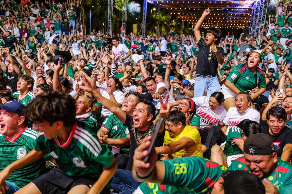 Personas celebran el Mundial 2026 en Quintana Roo durante un evento público.