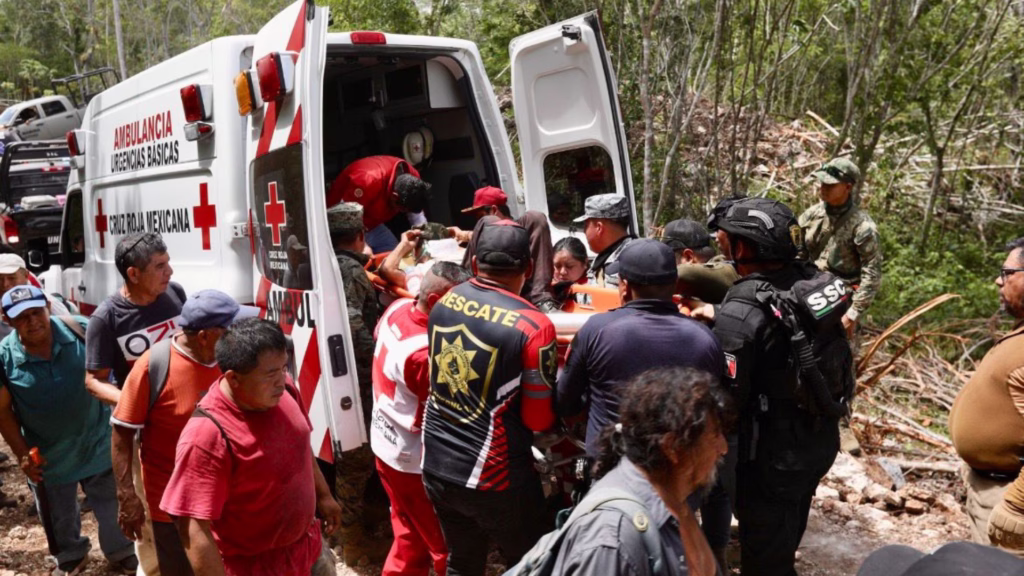 Personal de emergencia brinda atención tras la localización con vida de una persona en Felipe Carrillo Puerto.