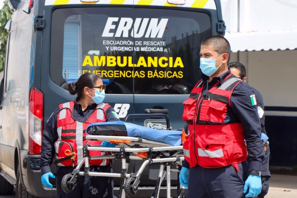 Personal de emergencias atiende un servicio prehospitalario.