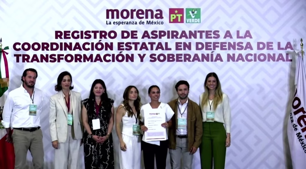 Ana Patricia Peralta sostiene su acuse de registro durante el proceso interno de Morena en el World Trade Center de la Ciudad de México.
