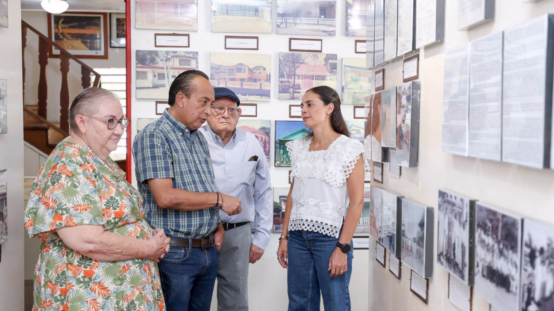 Ana Paty Peralta dialoga con cronistas y descendientes de familias fundadoras durante su visita a la Casa de la Crónica de Chetumal