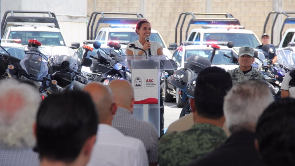 Ana Paty Peralta durante la presentación de nuevas unidades para Seguridad Pública de Cancún.