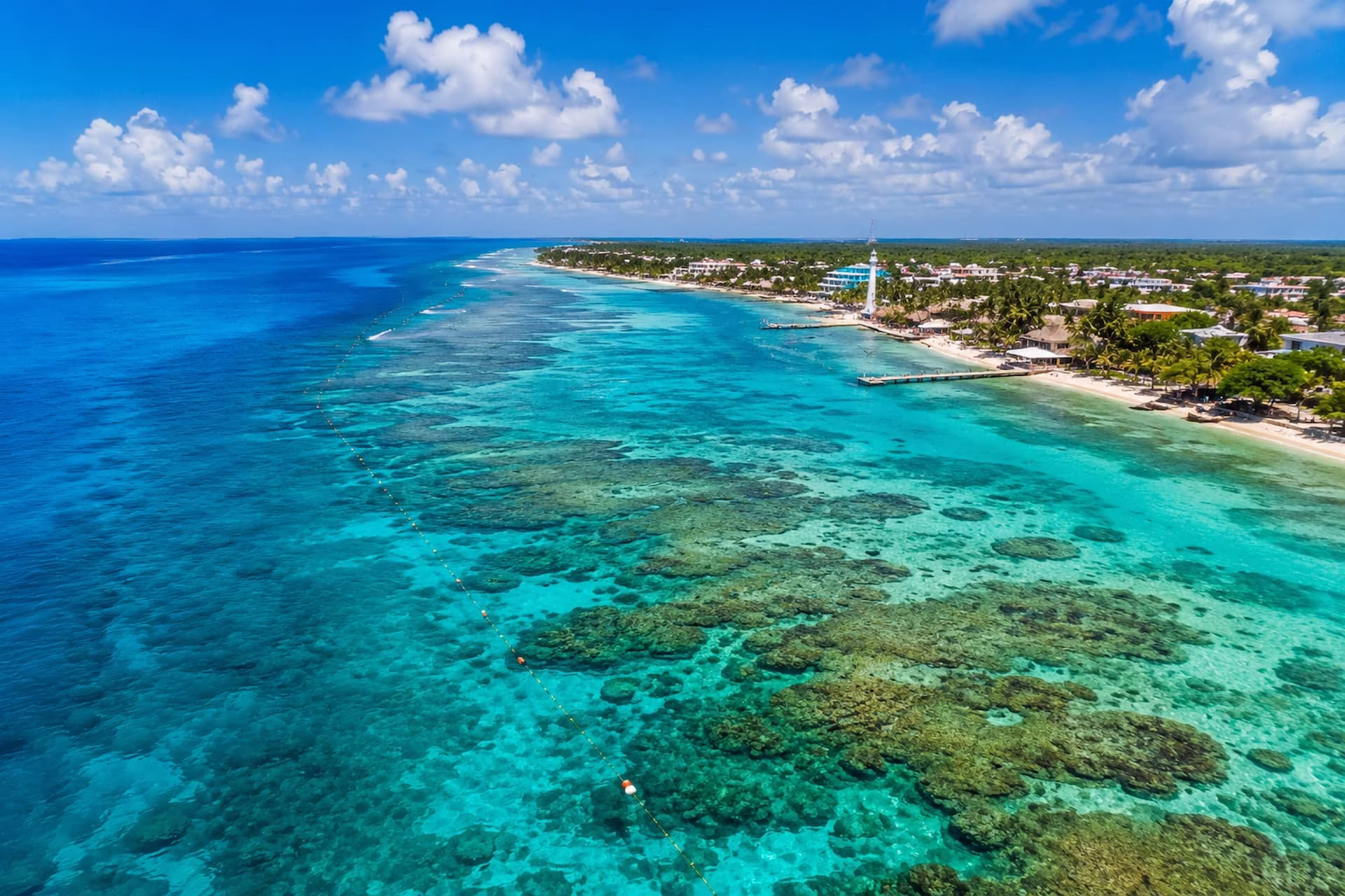 Vista panorámica del arrecife de Puerto Morelos, uno de los principales atractivos naturales del Caribe Mexicano.