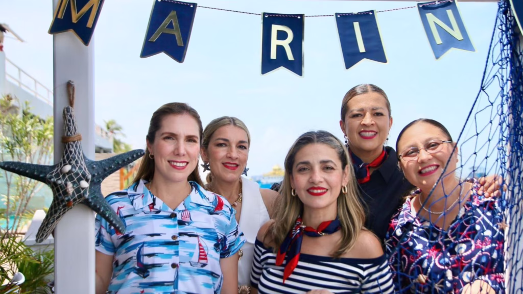 Autoridades municipales y asistentes durante el Desayuno Marinero en Isla Mujeres.