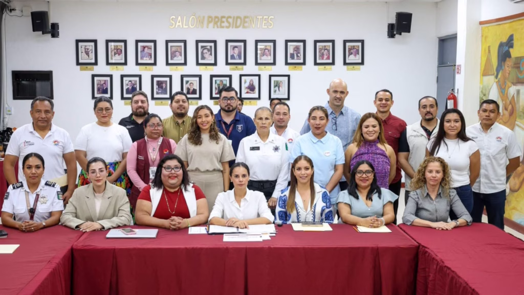 Integrantes del Sistema Municipal participan en la sesión sobre violencia contra las mujeres en Cancún.