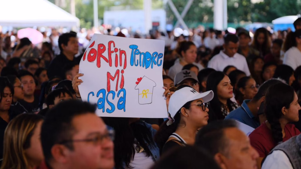 Beneficiarios del programa Vivienda para el Bienestar durante evento en Quintana Roo
