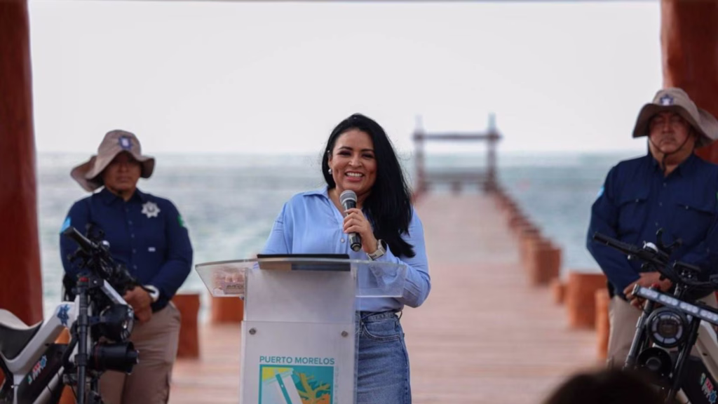 Blanca Merari Tziu Muñoz presenta la nueva Policía Turística de Puerto Morelos durante el evento oficial.