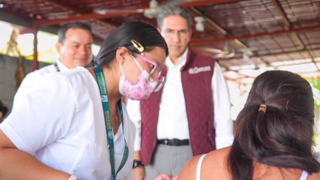Personal médico realiza acciones de vacunación en una comunidad de Quintana Roo