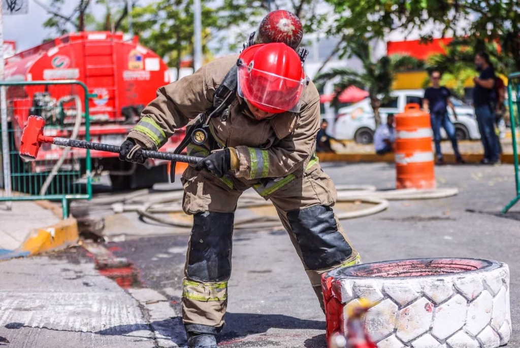 Bombero participa en un operativo de emergencia.