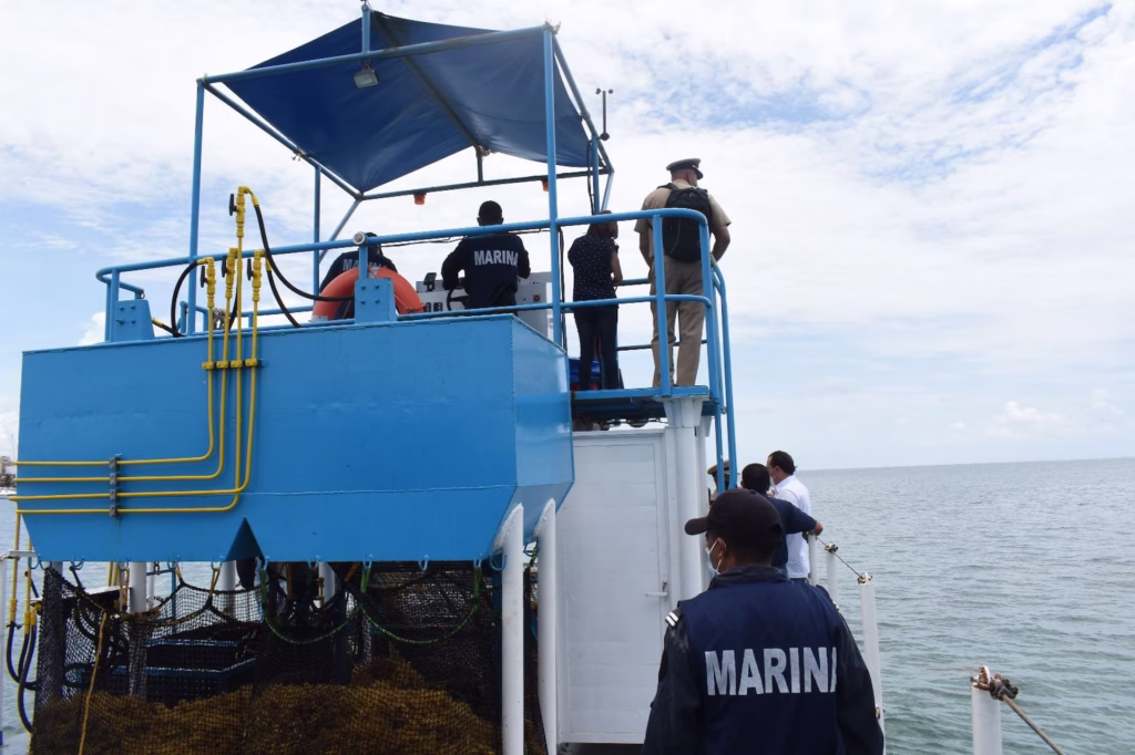 Buque sargacero de la Secretaría de Marina durante labores de recolección de sargazo en Quintana Roo.