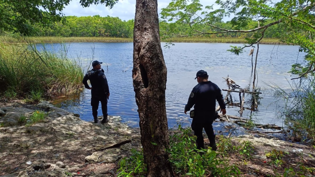 Policías inspeccionan una laguna durante el operativo de búsqueda del adulto mayor desaparecido