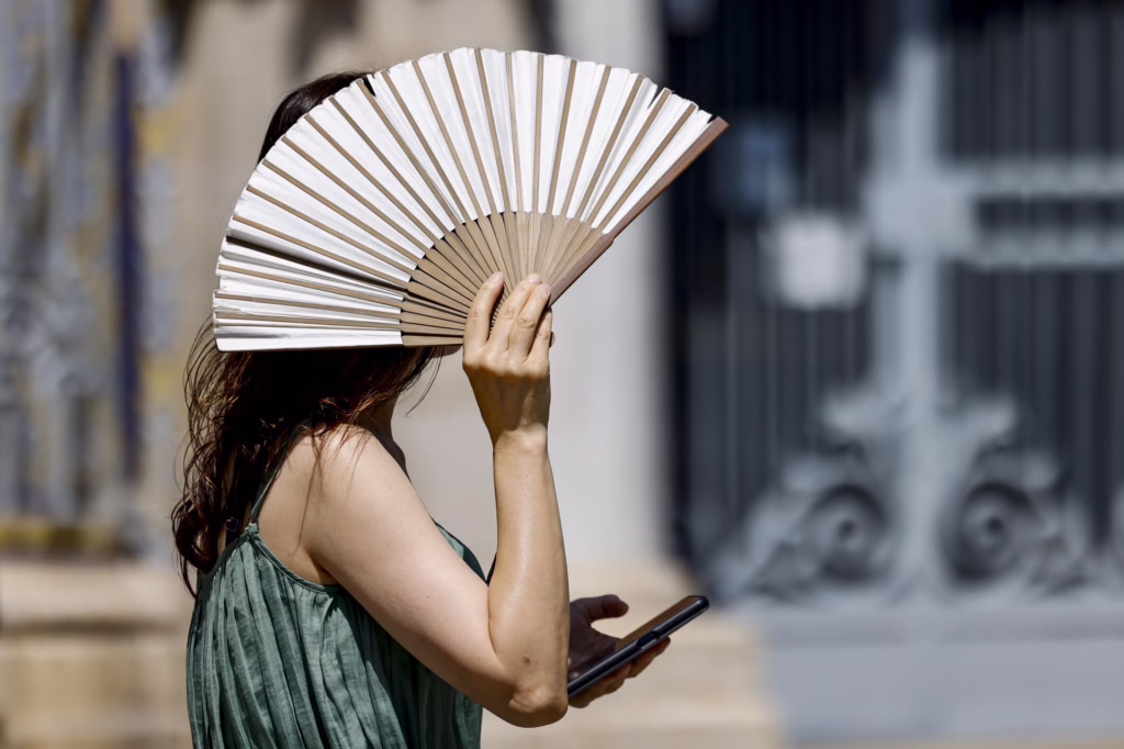 Persona se abanica durante una jornada de altas temperaturas.