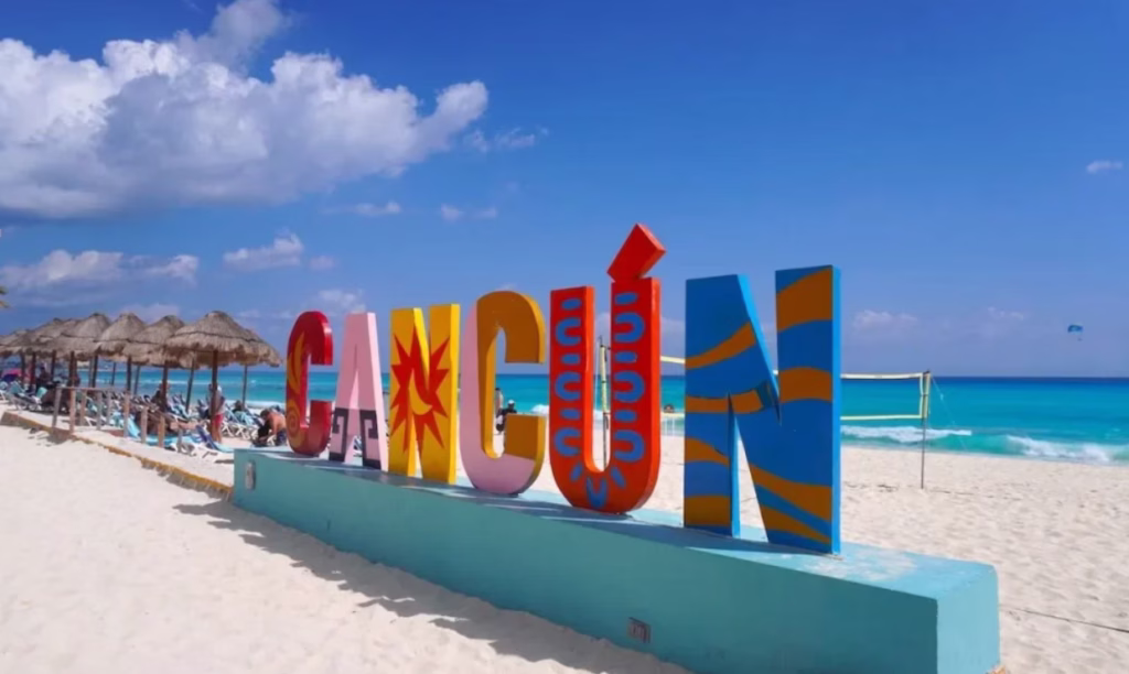 Letras turísticas de Cancún, destino líder del Caribe Mexicano frente a la competencia internacional.