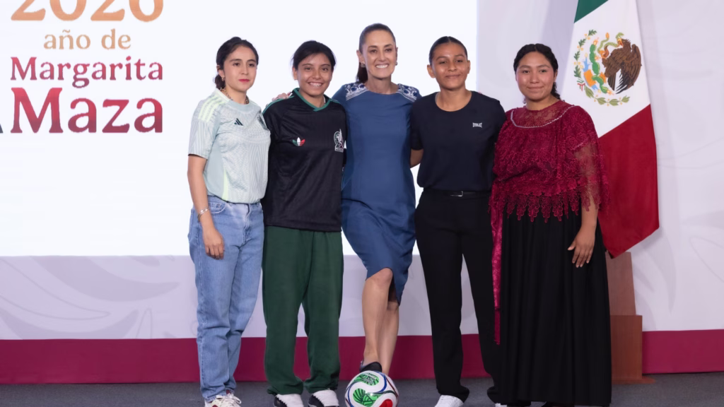 La presidenta Claudia Sheinbaum y el presidente de la FIFA, Gianni Infantino, durante un encuentro sobre la organización del Mundial FIFA 2026 en México.