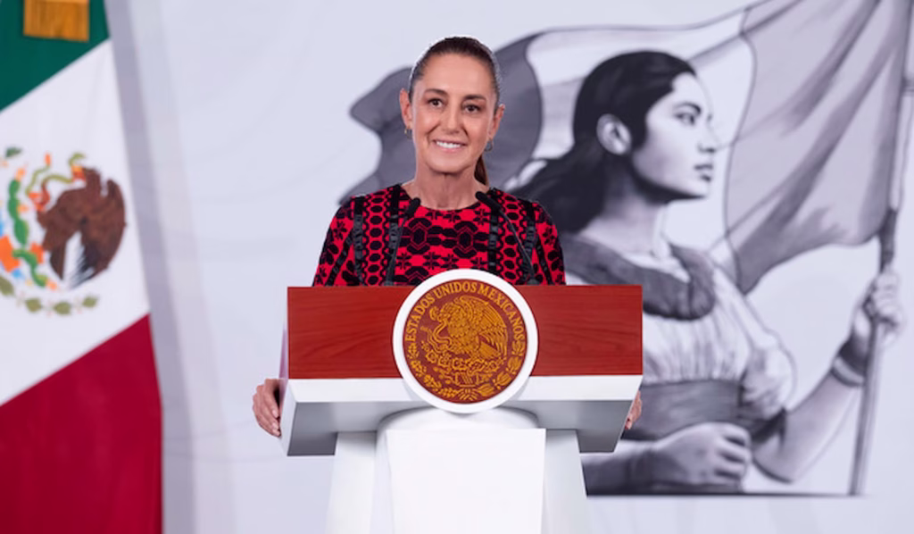 Claudia Sheinbaum durante una conferencia sobre desarrollo turístico y sostenibilidad ambiental