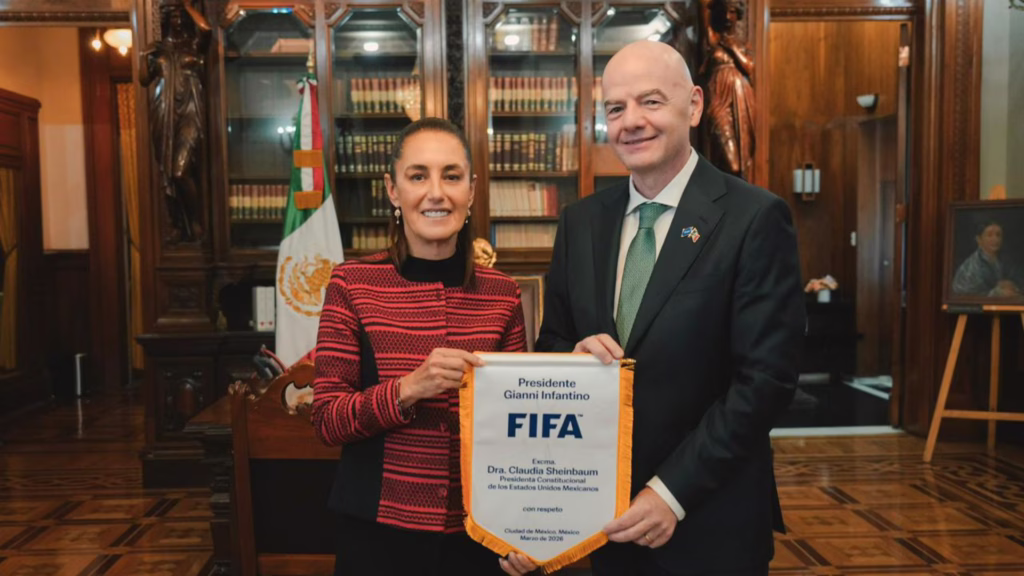 La presidenta Claudia Sheinbaum posa con jóvenes durante la presentación del programa Mundial Social 2026, estrategia del Gobierno de México para promover el deporte y el desarrollo comunitario.