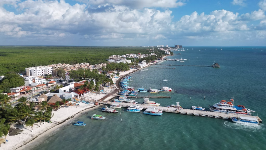 Vista aérea de una comunidad pesquera en la costa de Quintana Roo