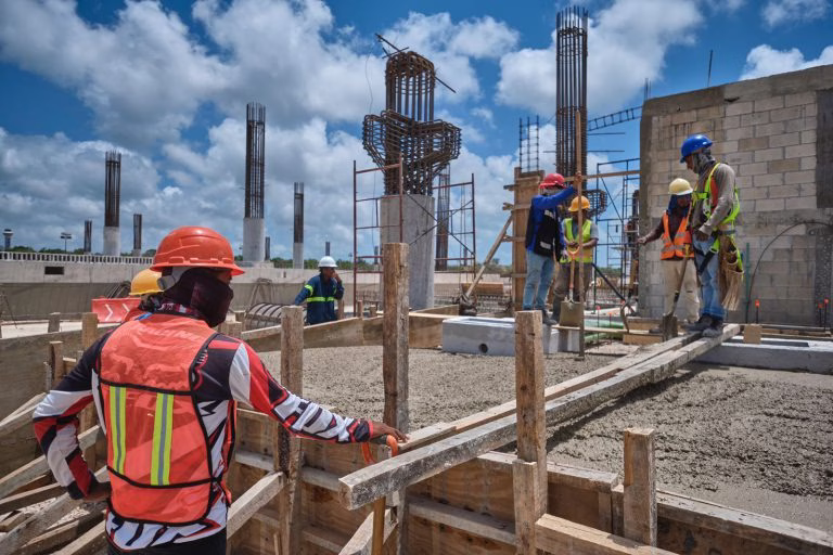 Trabajadores laboran en una obra de construcción en Quintana Roo.