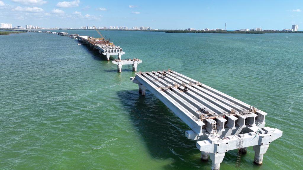 Avance de la construcción del Puente Nichupté sobre la Laguna Nichupté en Cancún.