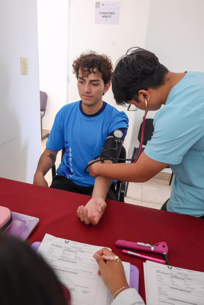 Personal médico realiza valoración preventiva en una unidad médica municipal de Cancún.