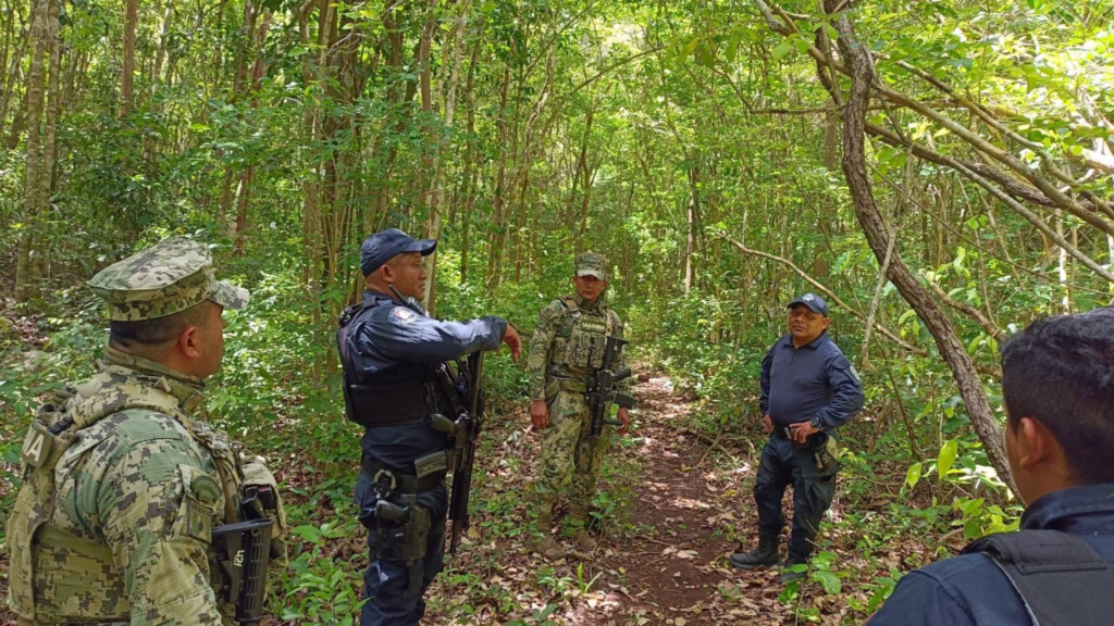 Elementos de distintas corporaciones coordinan acciones en el interior de la selva durante la búsqueda.