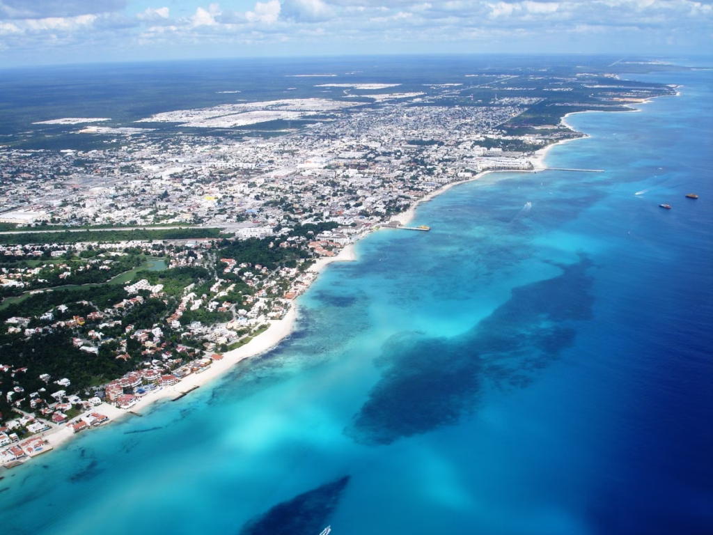 Vista aérea de Playa del Carmen y desarrollo urbano en Quintana Roo