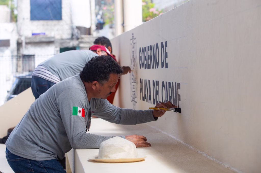 Trabajador recibe su credencial laboral durante el proceso de credencialización en Playa del Carmen, tema relacionado con los derechos laborales en Quintana Roo.