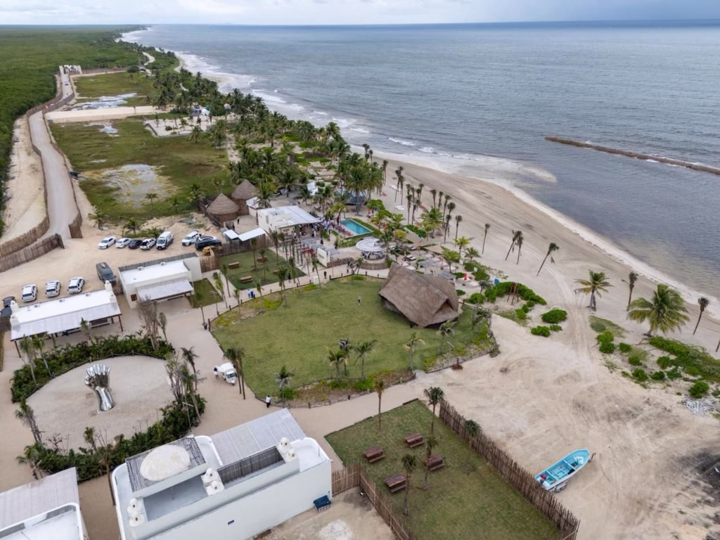 Vista aérea del desarrollo de Mahahual en la Costa Maya, Quintana Roo.