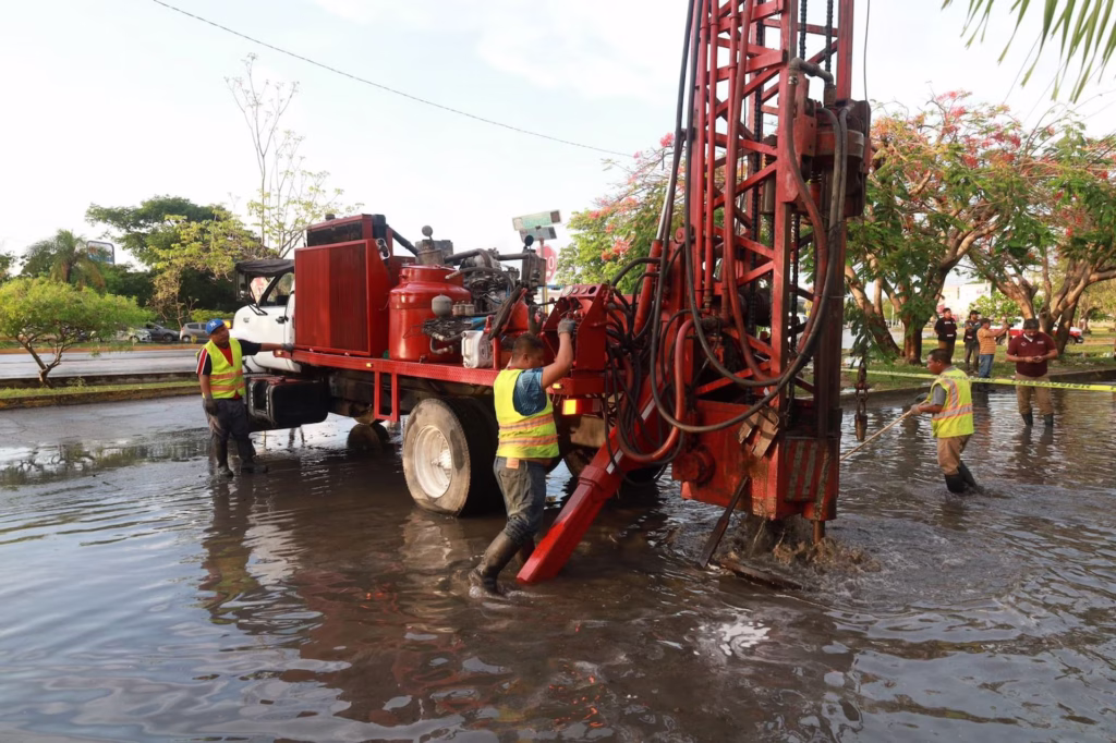 Trabajadores realizan labores de desazolve para prevenir inundaciones durante la temporada de lluvias en Quintana Roo.